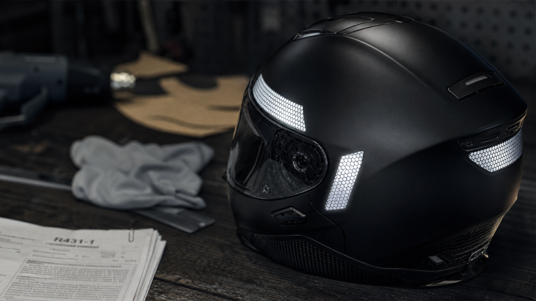 bande réfléchissante casque moto obligatoire : 4 points de pose sur casque