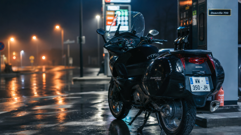 nt 700 deauville honda : Honda Deauville 700 noire sur station-service, cardan et valises