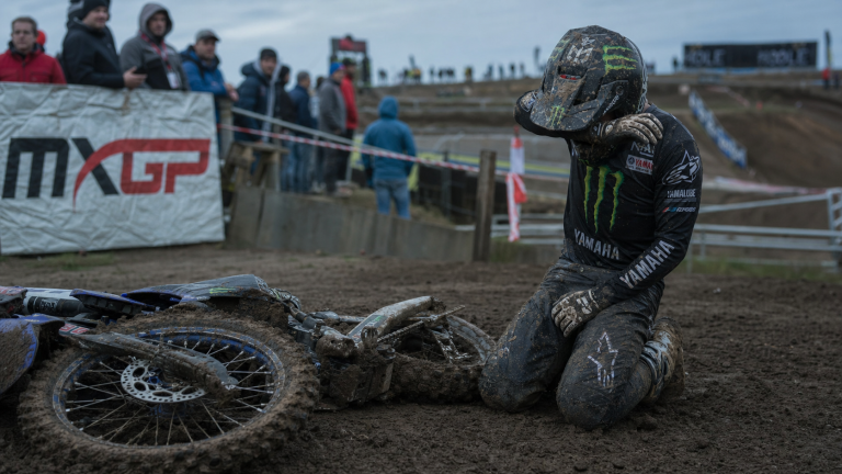 Pilote de moto-cross MXGP sur circuit boueux