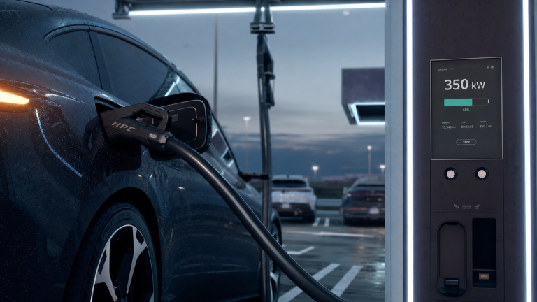 Recharge ultra-rapide voiture électrique 350 kW 1000V sur borne DC