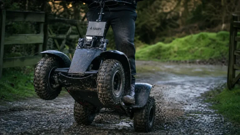 Trottinette 4 roues tout-terrain sur terrain privé boueux