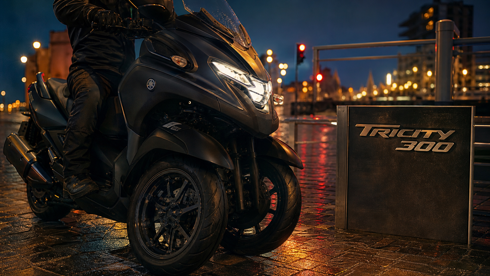 Yamaha 3 roues Tricity 300 en ville, guidon et roue avant