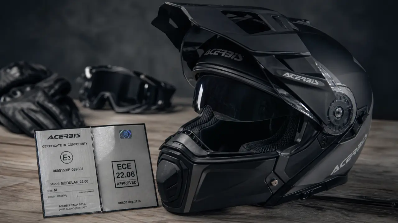 Casque de moto acerbis tdc 2206 ECE 22.06 modulaire, mentonnière relevée, visière et pare-soleil visibles