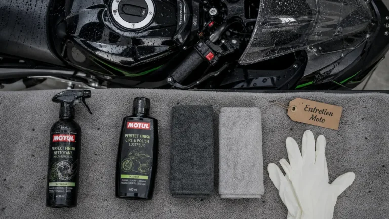 Produit entretien moto pour nettoyer, lustrer et protéger sans rayer
