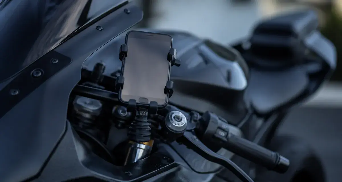 Support telephone moto sportive sur colonne de direction